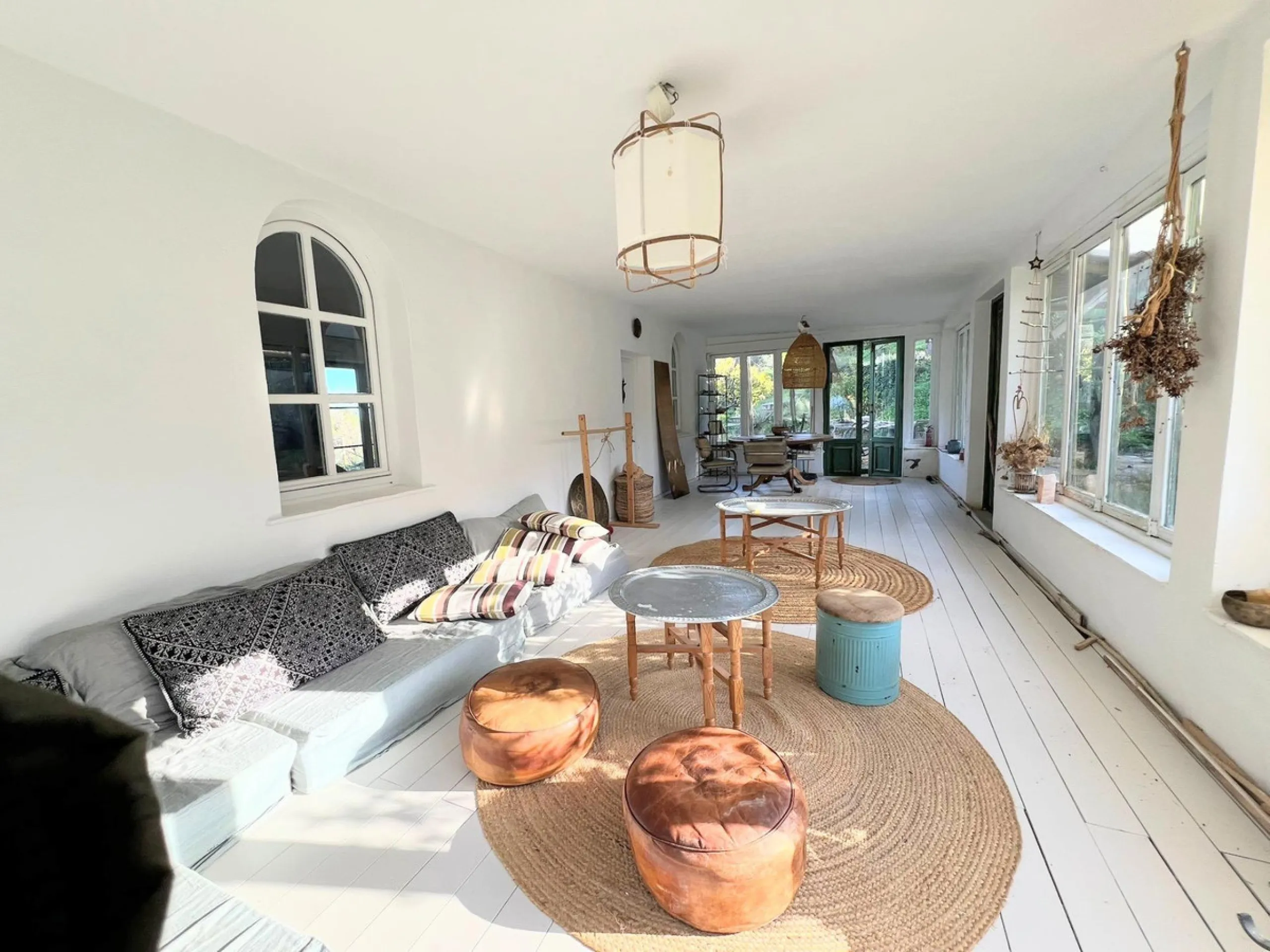 A biodynamic farm 20 minutes from Marbella, in a unique natural setting, with a river and mineral water spring at the foot of the farm, surrounded by trees. This self-sufficient farm boasts a wide variety of fruit trees and an organic garden.