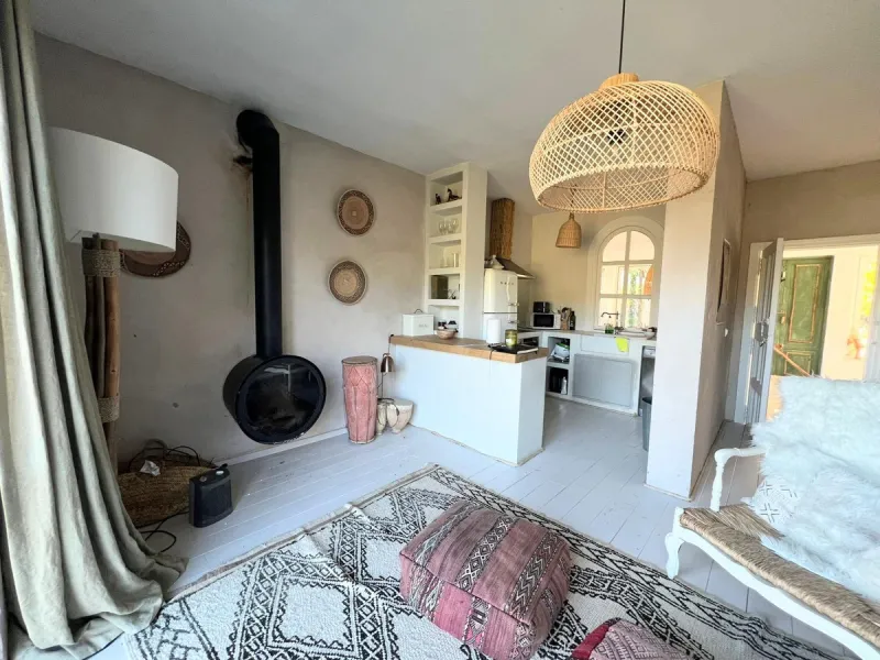 A biodynamic farm 20 minutes from Marbella, in a unique natural setting, with a river and mineral water spring at the foot of the farm, surrounded by trees. This self-sufficient farm boasts a wide variety of fruit trees and an organic garden.