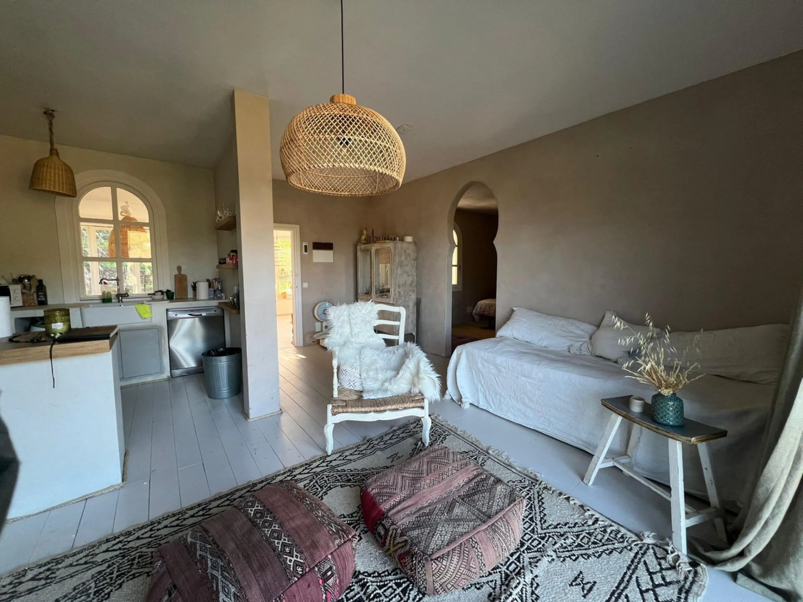 A biodynamic farm 20 minutes from Marbella, in a unique natural setting, with a river and mineral water spring at the foot of the farm, surrounded by trees. This self-sufficient farm boasts a wide variety of fruit trees and an organic garden.