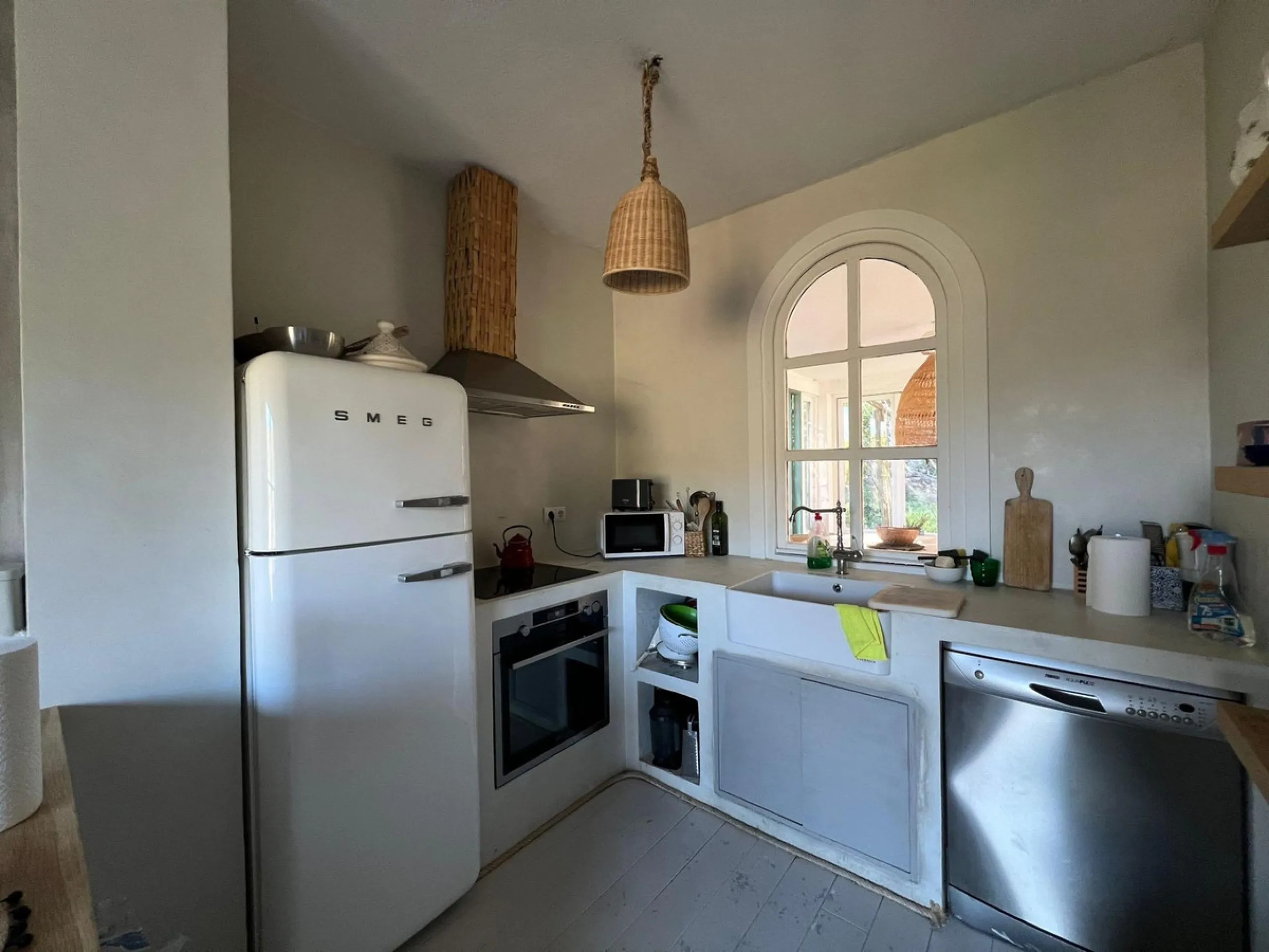 A biodynamic farm 20 minutes from Marbella, in a unique natural setting, with a river and mineral water spring at the foot of the farm, surrounded by trees. This self-sufficient farm boasts a wide variety of fruit trees and an organic garden.