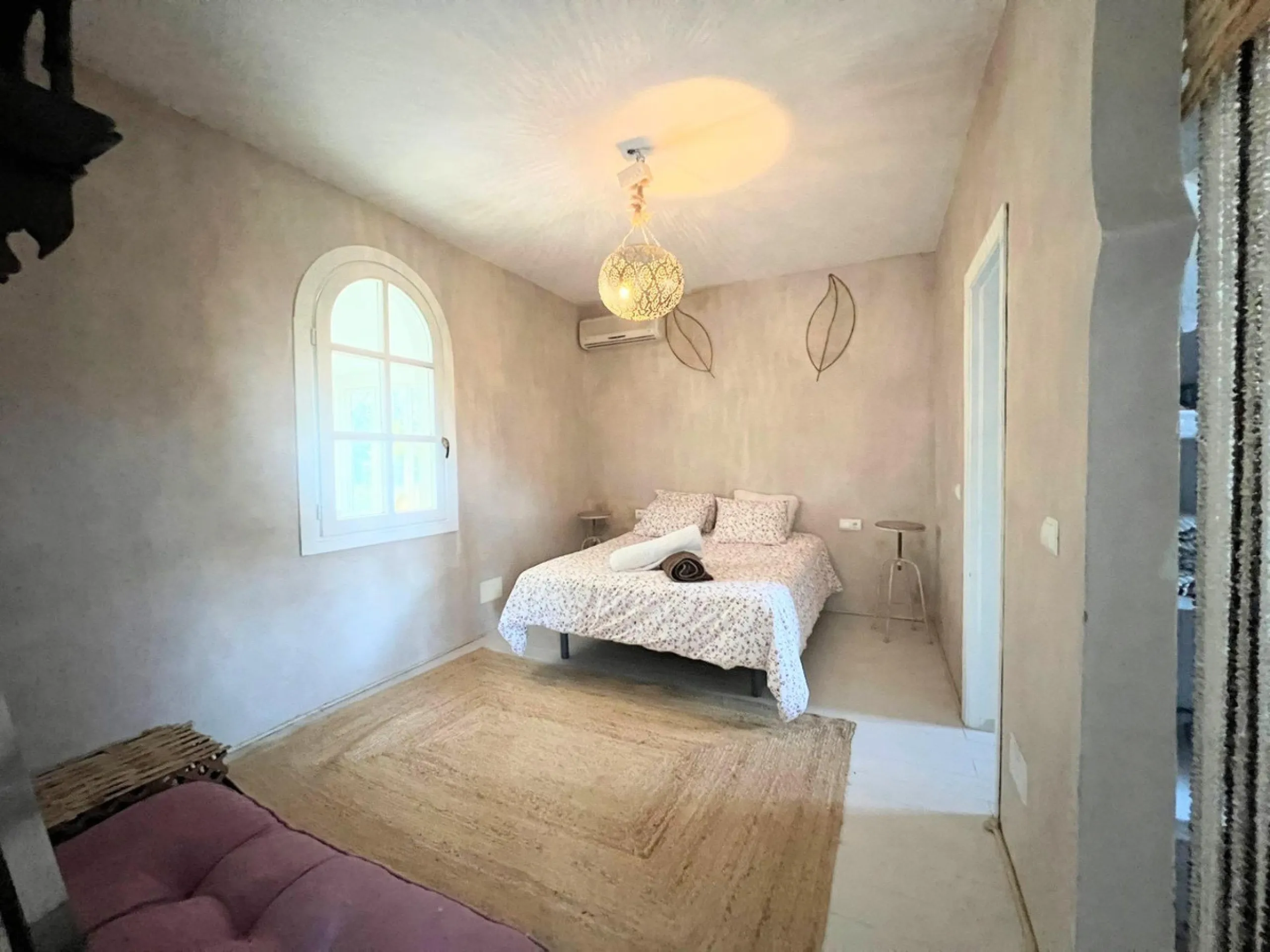 A biodynamic farm 20 minutes from Marbella, in a unique natural setting, with a river and mineral water spring at the foot of the farm, surrounded by trees. This self-sufficient farm boasts a wide variety of fruit trees and an organic garden.
