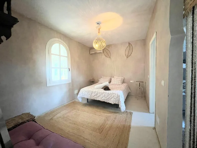 A biodynamic farm 20 minutes from Marbella, in a unique natural setting, with a river and mineral water spring at the foot of the farm, surrounded by trees. This self-sufficient farm boasts a wide variety of fruit trees and an organic garden.