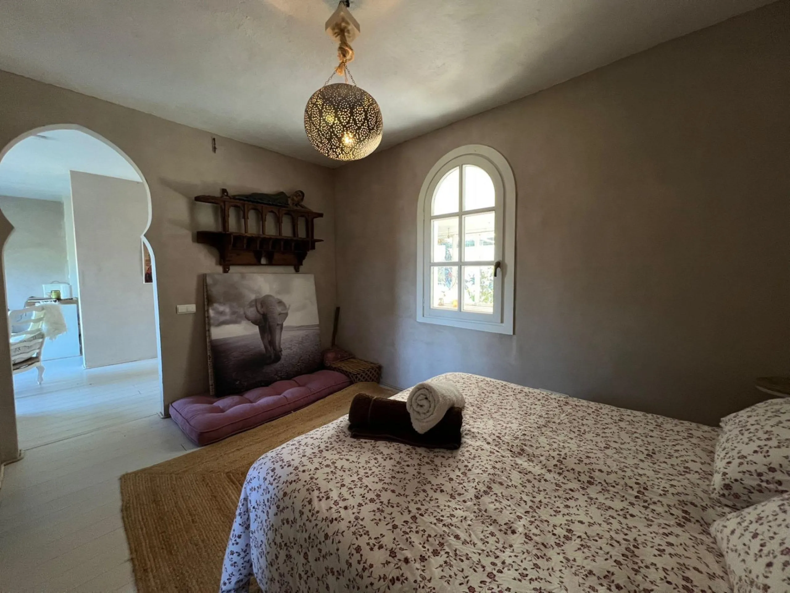 A biodynamic farm 20 minutes from Marbella, in a unique natural setting, with a river and mineral water spring at the foot of the farm, surrounded by trees. This self-sufficient farm boasts a wide variety of fruit trees and an organic garden.