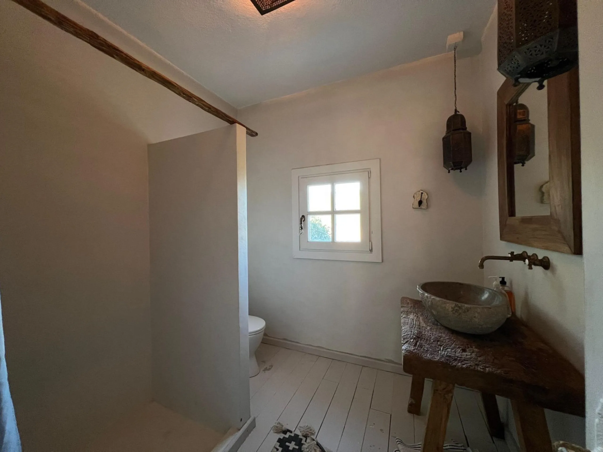 A biodynamic farm 20 minutes from Marbella, in a unique natural setting, with a river and mineral water spring at the foot of the farm, surrounded by trees. This self-sufficient farm boasts a wide variety of fruit trees and an organic garden.