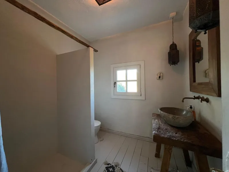 A biodynamic farm 20 minutes from Marbella, in a unique natural setting, with a river and mineral water spring at the foot of the farm, surrounded by trees. This self-sufficient farm boasts a wide variety of fruit trees and an organic garden.