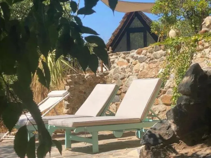 A biodynamic farm 20 minutes from Marbella, in a unique natural setting, with a river and mineral water spring at the foot of the farm, surrounded by trees. This self-sufficient farm boasts a wide variety of fruit trees and an organic garden.