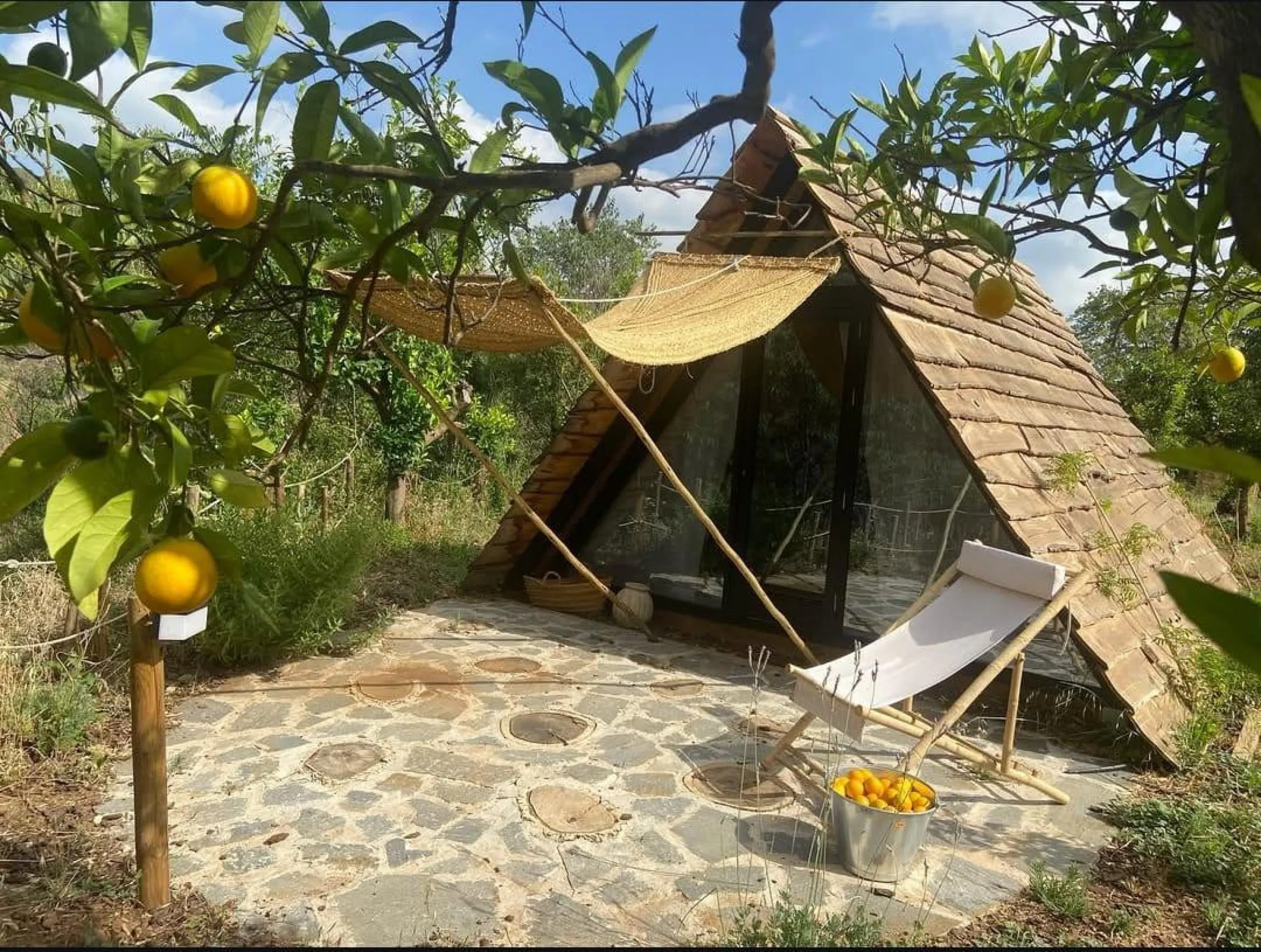 A biodynamic farm 20 minutes from Marbella, in a unique natural setting, with a river and mineral water spring at the foot of the farm, surrounded by trees. This self-sufficient farm boasts a wide variety of fruit trees and an organic garden.