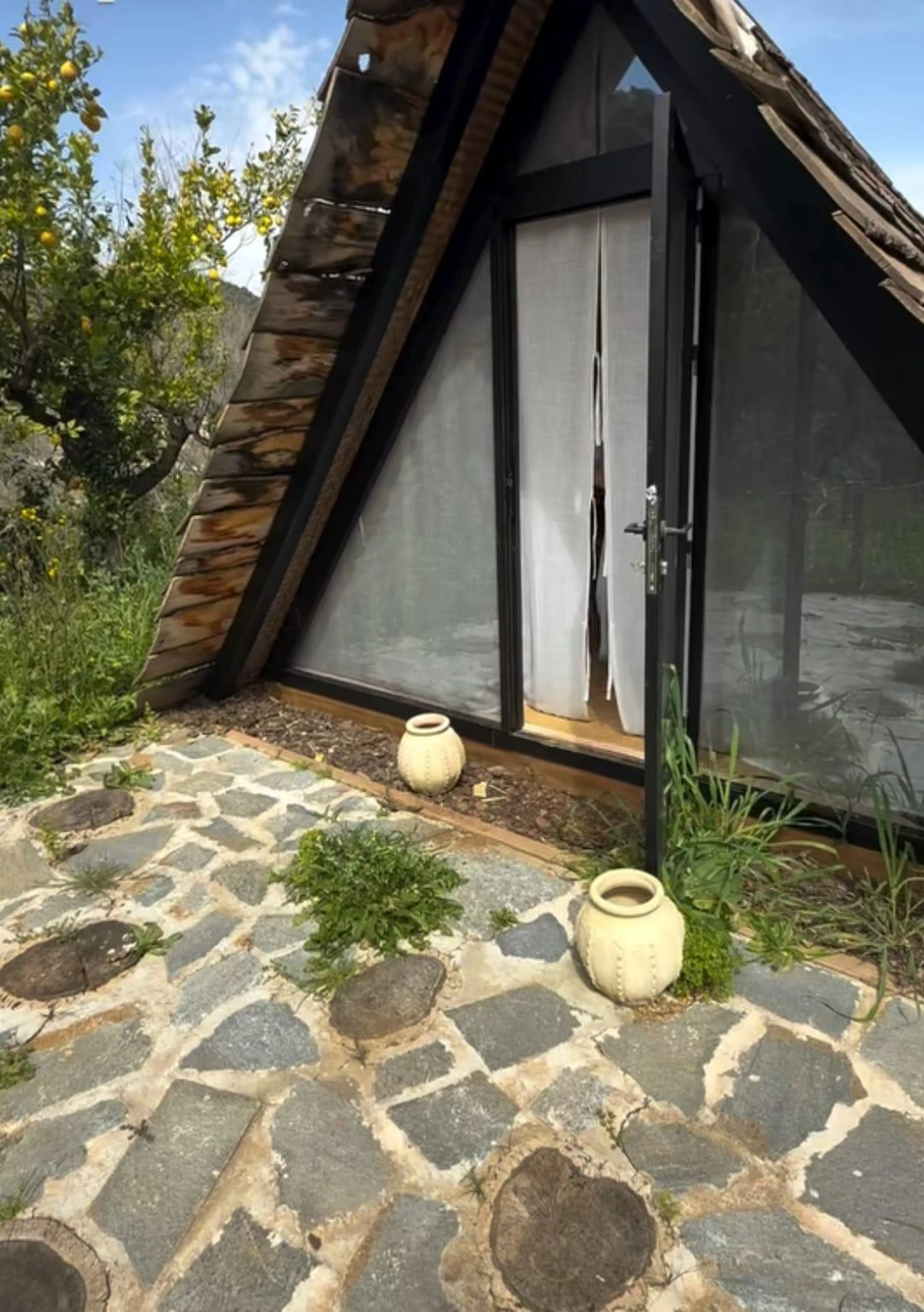 A biodynamic farm 20 minutes from Marbella, in a unique natural setting, with a river and mineral water spring at the foot of the farm, surrounded by trees. This self-sufficient farm boasts a wide variety of fruit trees and an organic garden.