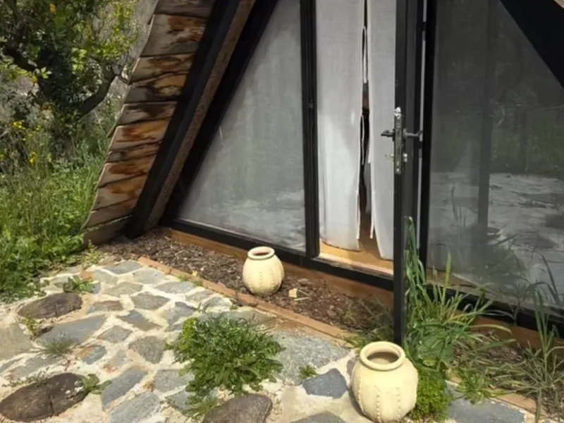A biodynamic farm 20 minutes from Marbella, in a unique natural setting, with a river and mineral water spring at the foot of the farm, surrounded by trees. This self-sufficient farm boasts a wide variety of fruit trees and an organic garden.