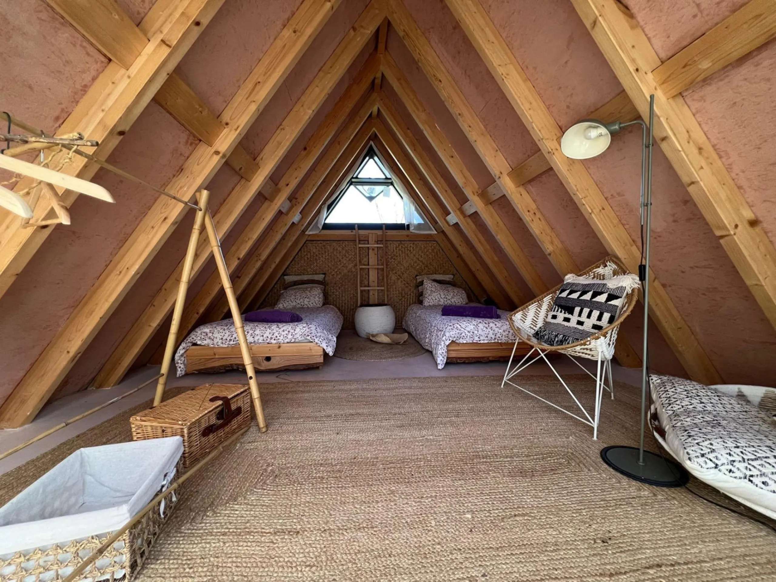 A biodynamic farm 20 minutes from Marbella, in a unique natural setting, with a river and mineral water spring at the foot of the farm, surrounded by trees. This self-sufficient farm boasts a wide variety of fruit trees and an organic garden.