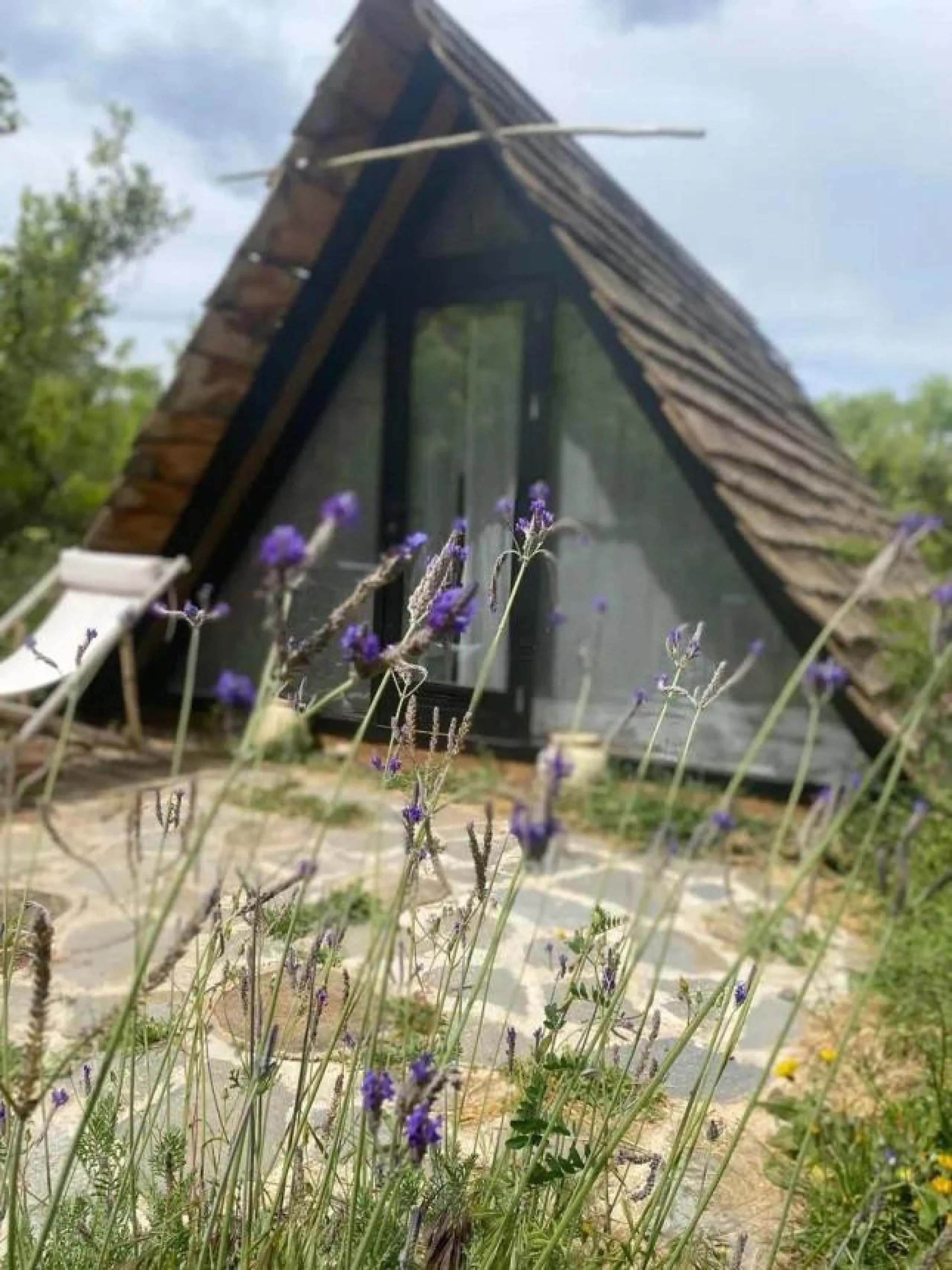 A biodynamic farm 20 minutes from Marbella, in a unique natural setting, with a river and mineral water spring at the foot of the farm, surrounded by trees. This self-sufficient farm boasts a wide variety of fruit trees and an organic garden.