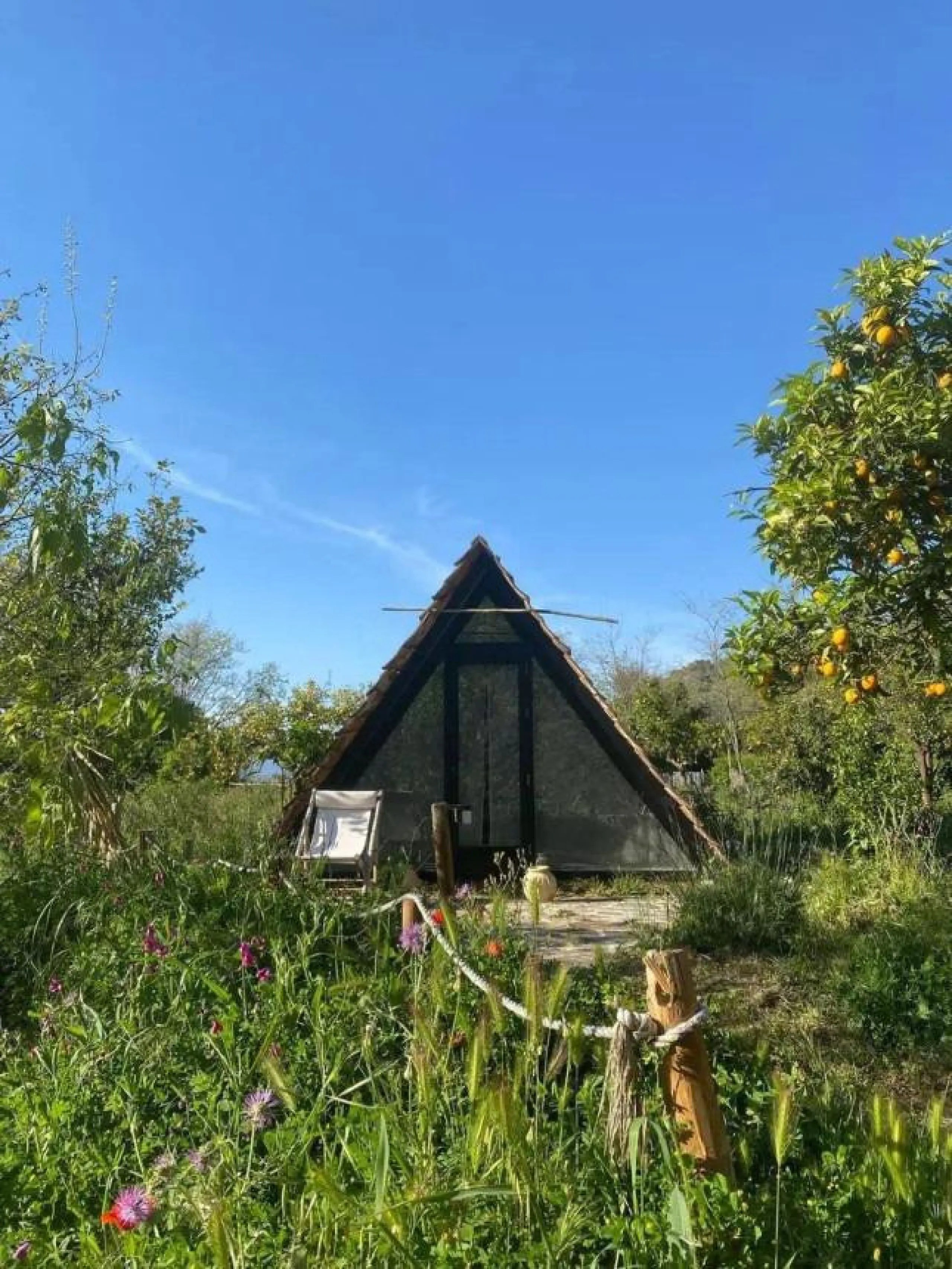 A biodynamic farm 20 minutes from Marbella, in a unique natural setting, with a river and mineral water spring at the foot of the farm, surrounded by trees. This self-sufficient farm boasts a wide variety of fruit trees and an organic garden.