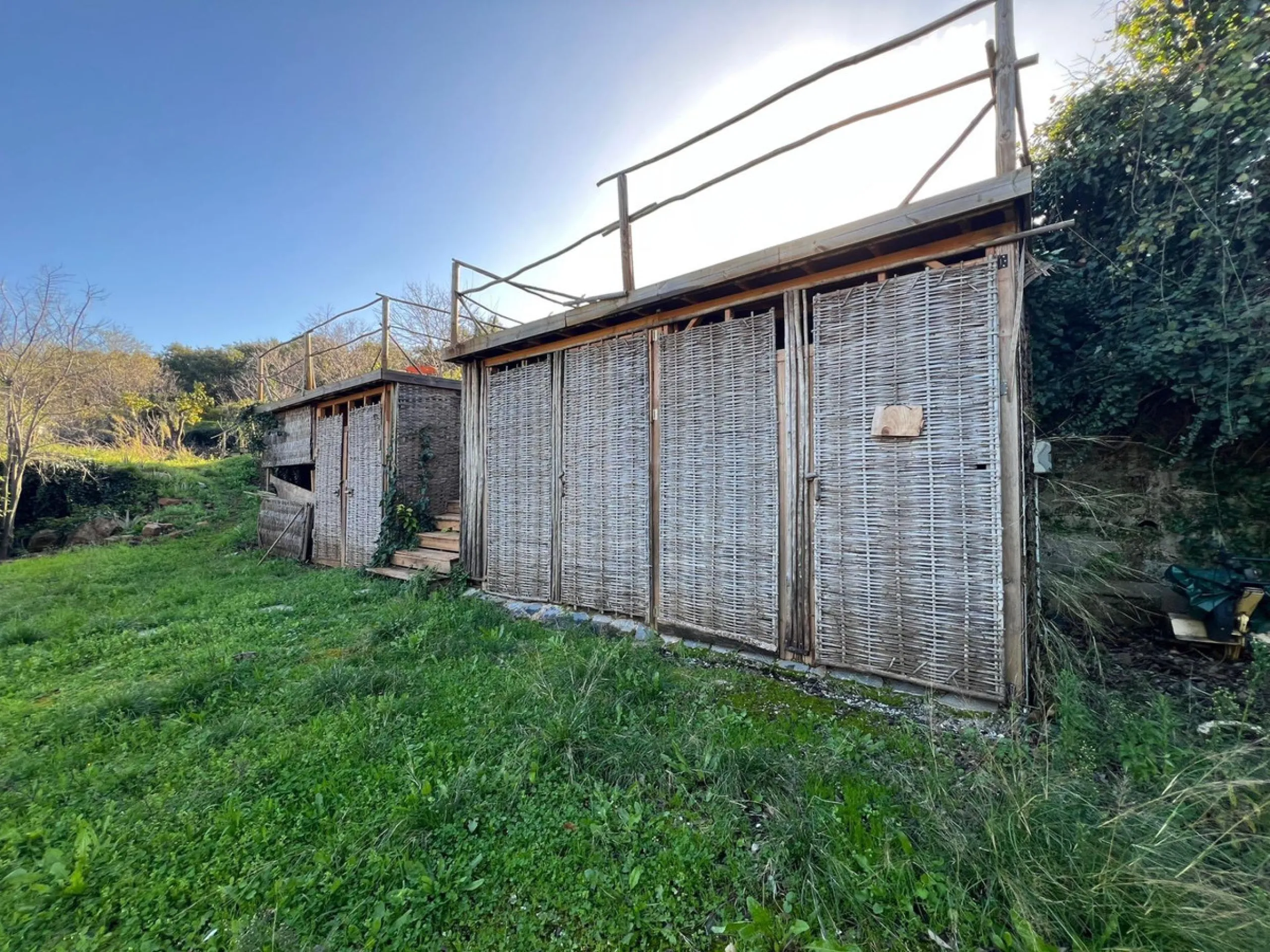 A biodynamic farm 20 minutes from Marbella, in a unique natural setting, with a river and mineral water spring at the foot of the farm, surrounded by trees. This self-sufficient farm boasts a wide variety of fruit trees and an organic garden.