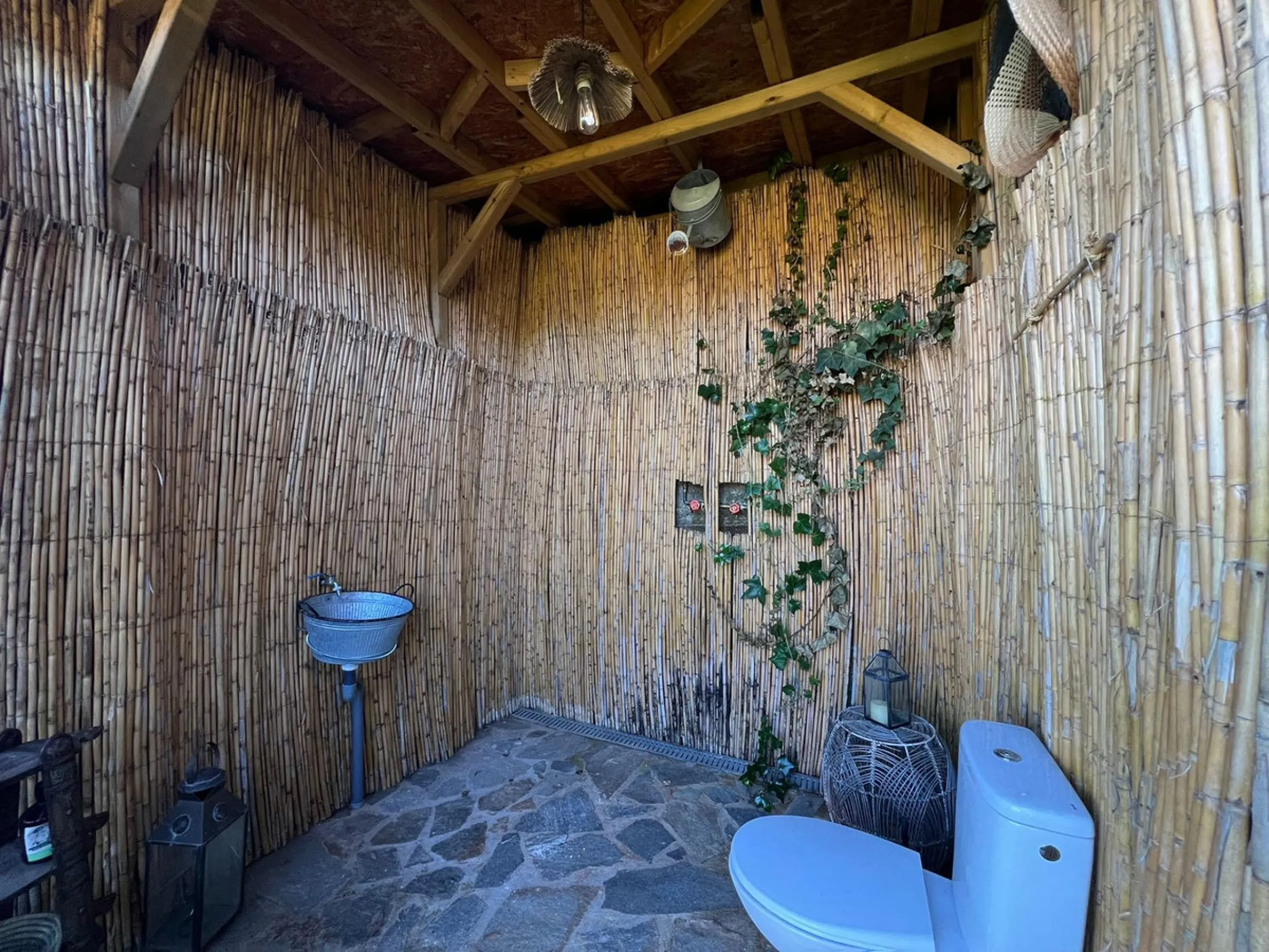 A biodynamic farm 20 minutes from Marbella, in a unique natural setting, with a river and mineral water spring at the foot of the farm, surrounded by trees. This self-sufficient farm boasts a wide variety of fruit trees and an organic garden.