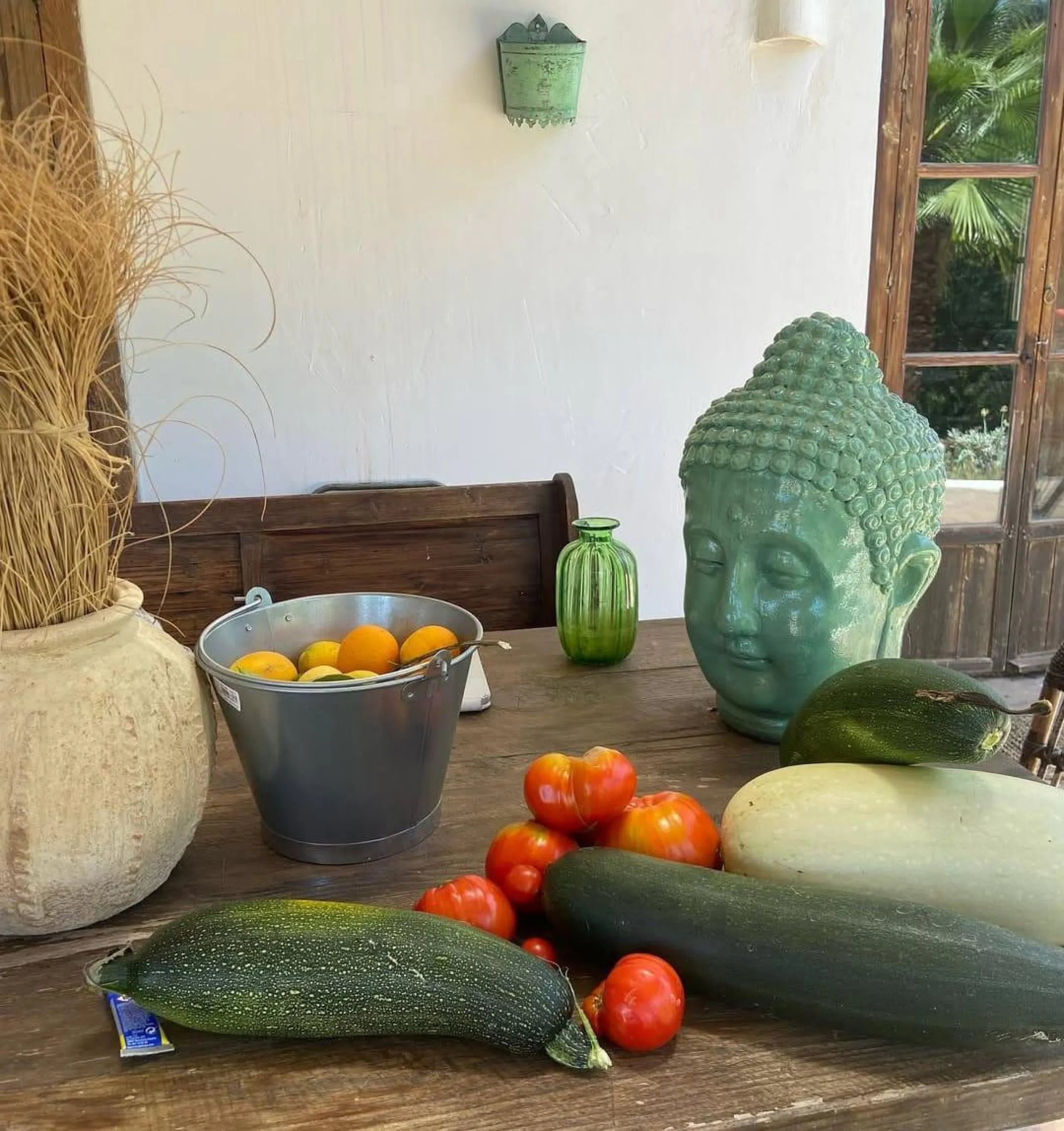 A biodynamic farm 20 minutes from Marbella, in a unique natural setting, with a river and mineral water spring at the foot of the farm, surrounded by trees. This self-sufficient farm boasts a wide variety of fruit trees and an organic garden.