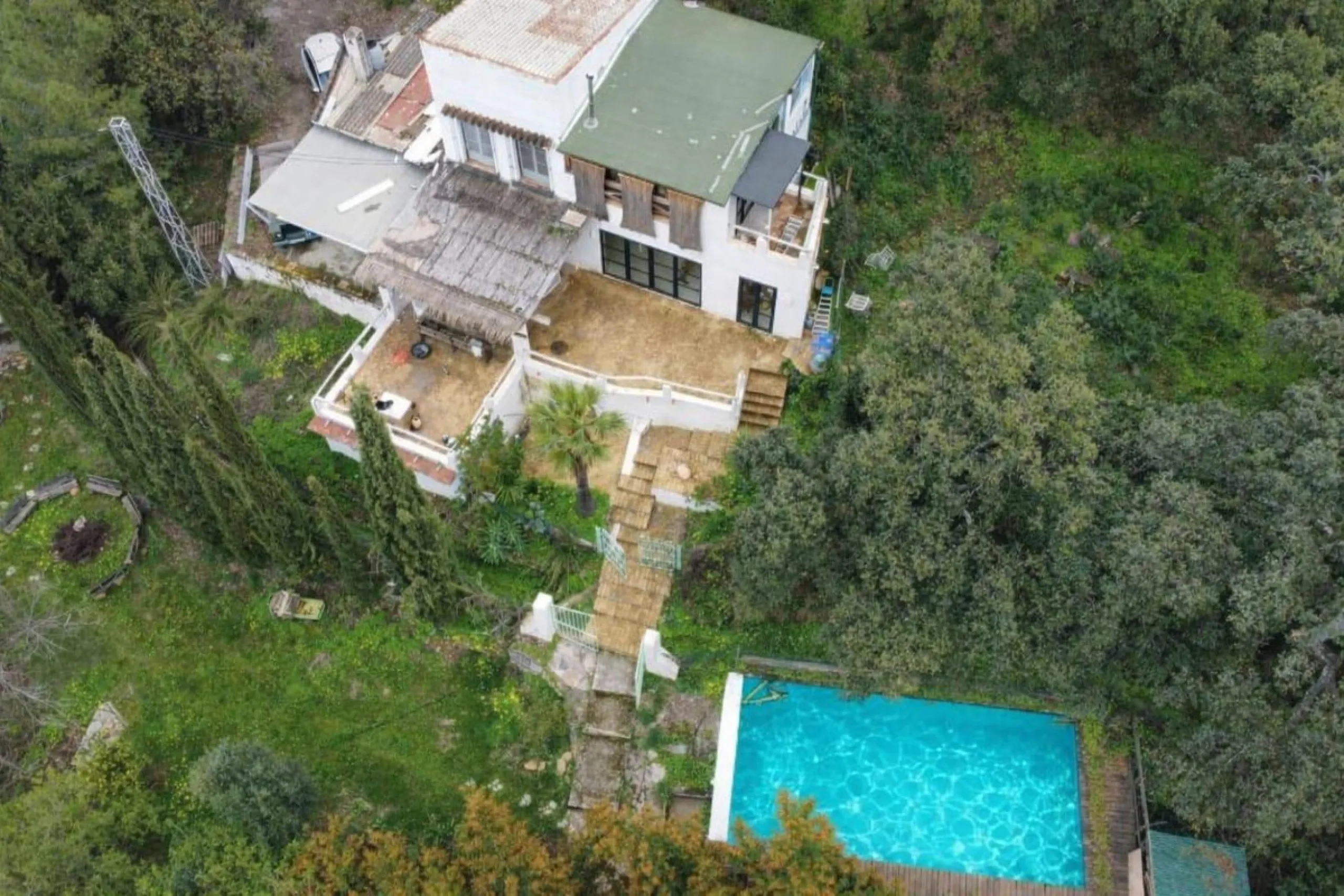 A biodynamic farm 20 minutes from Marbella, in a unique natural setting, with a river and mineral water spring at the foot of the farm, surrounded by trees. This self-sufficient farm boasts a wide variety of fruit trees and an organic garden.