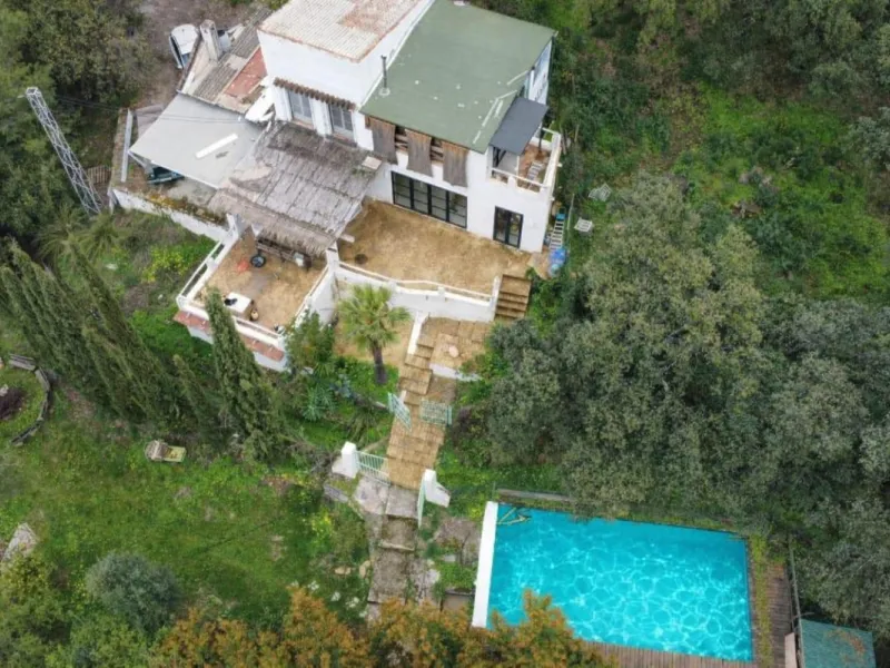 A biodynamic farm 20 minutes from Marbella, in a unique natural setting, with a river and mineral water spring at the foot of the farm, surrounded by trees. This self-sufficient farm boasts a wide variety of fruit trees and an organic garden.
