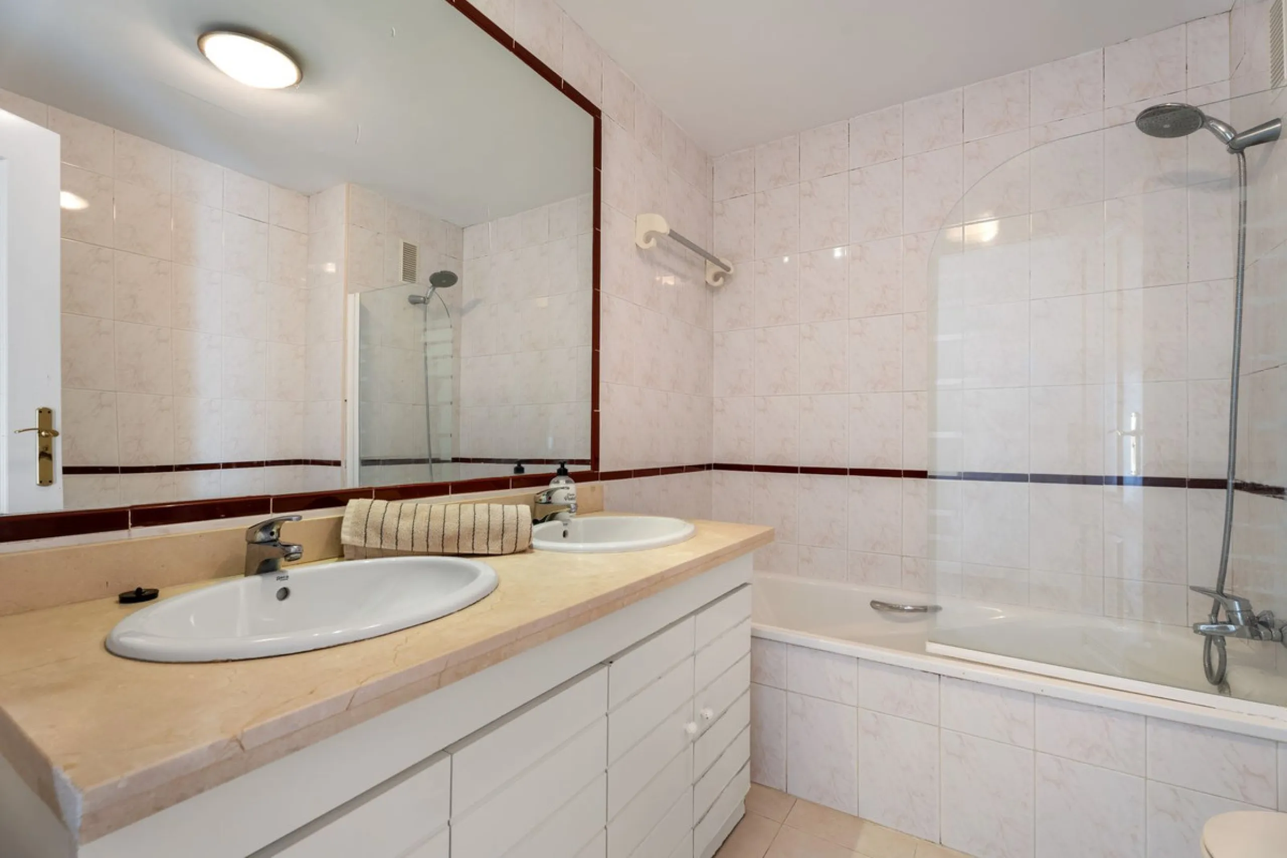 Spacious 2-Bedroom Apartment near Torrequebrada Golf & Walking Distance to the Beach.