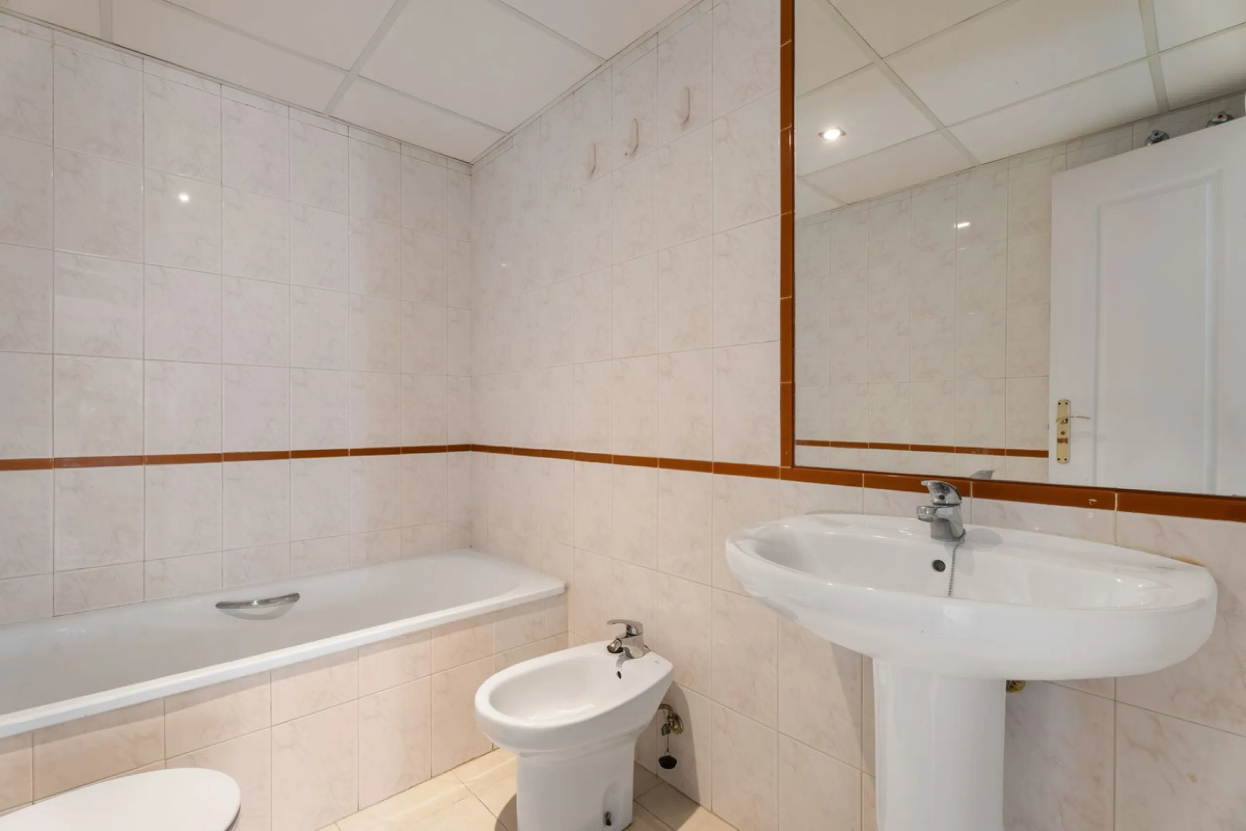 Spacious 2-Bedroom Apartment near Torrequebrada Golf & Walking Distance to the Beach.
