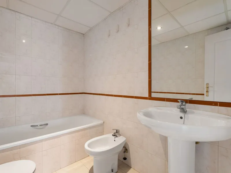Spacious 2-Bedroom Apartment near Torrequebrada Golf & Walking Distance to the Beach.