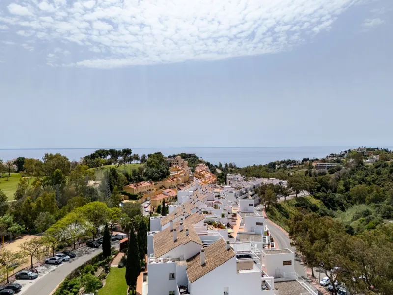 Spacious 2-Bedroom Apartment near Torrequebrada Golf & Walking Distance to the Beach.