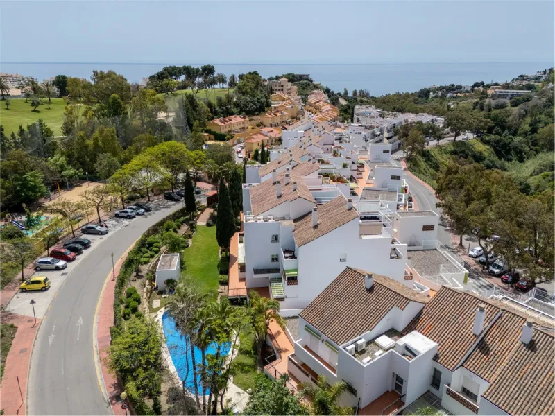 Spacious 2-Bedroom Apartment near Torrequebrada Golf & Walking Distance to the Beach.