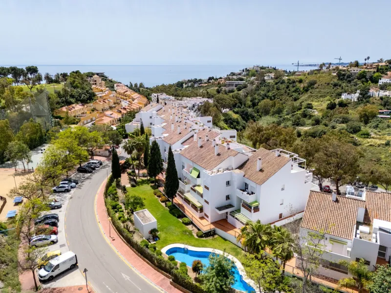 Spacious 2-Bedroom Apartment near Torrequebrada Golf & Walking Distance to the Beach.