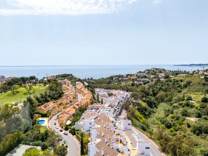 Spacious 2-Bedroom Apartment near Torrequebrada Golf & Walking Distance to the Beach.