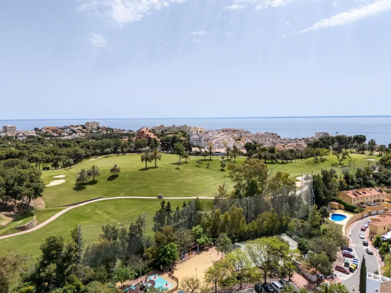 Spacious 2-Bedroom Apartment near Torrequebrada Golf & Walking Distance to the Beach.