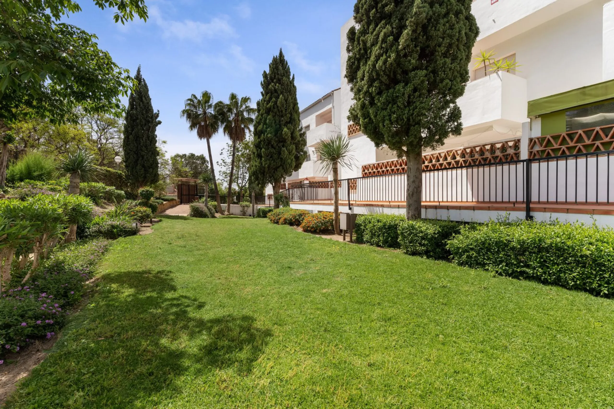 Spacious 2-Bedroom Apartment near Torrequebrada Golf & Walking Distance to the Beach.