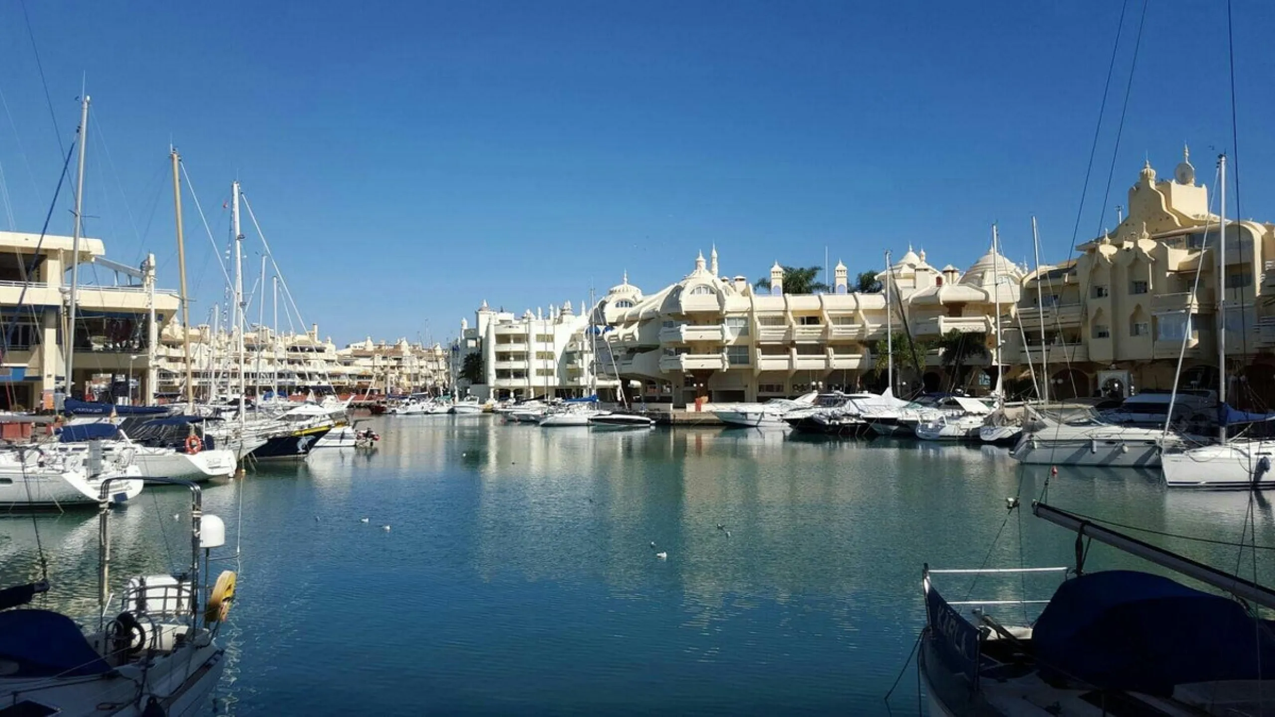 Spacious 2-Bedroom Apartment near Torrequebrada Golf & Walking Distance to the Beach.