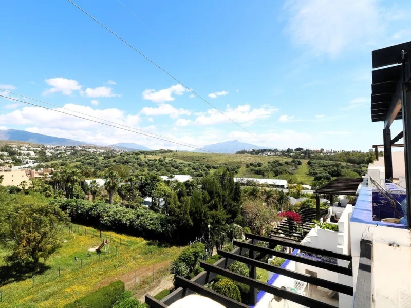 Incredible duplex penthouse in the urbanization of Jacarandas in one of the fashionable areas on the outskirts of Estepona, Bel-Air, just a stone's throw from the neighbourhood of Cancelada with all the amenities of a big city but with the charm of a smal