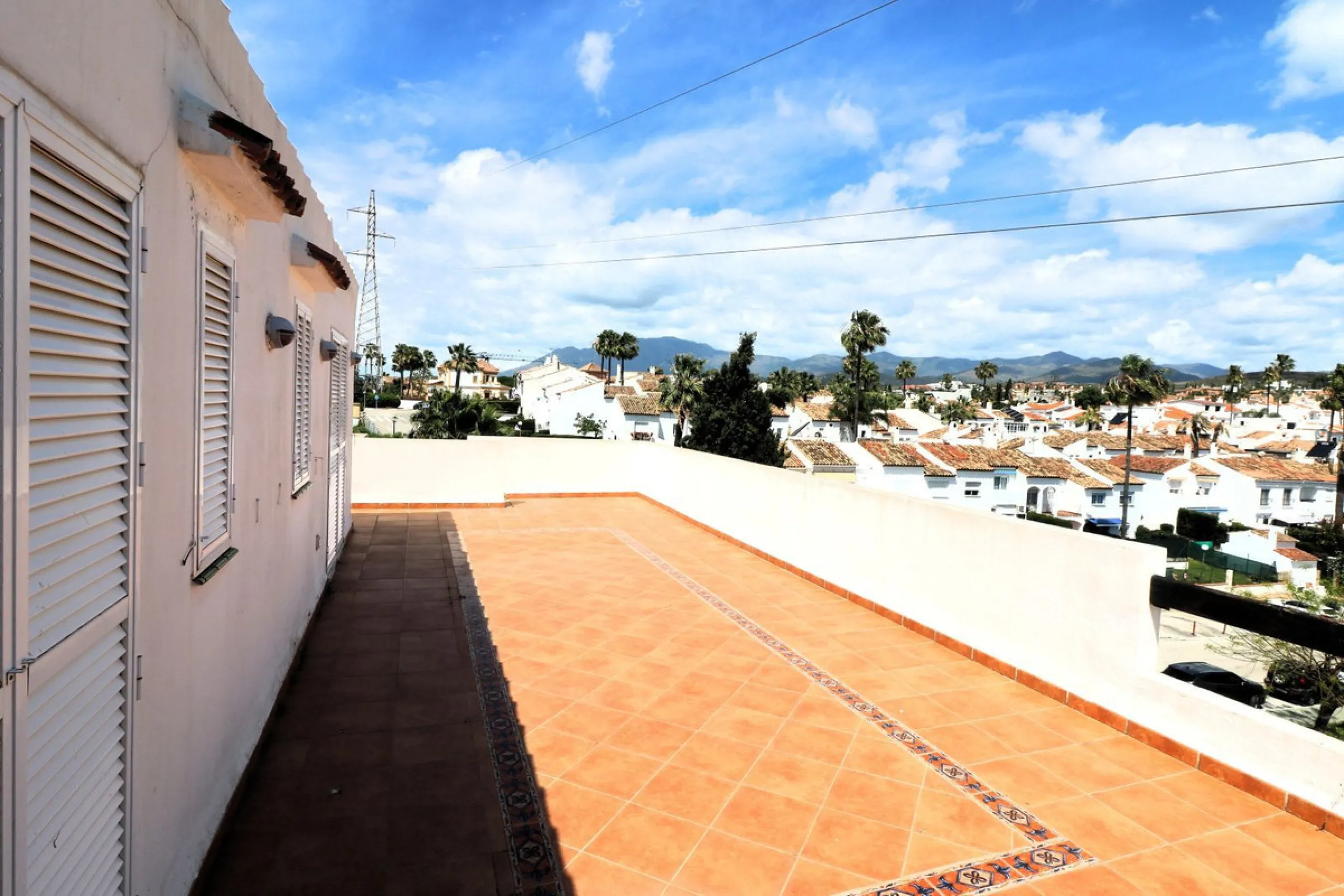 Incredible duplex penthouse in the urbanization of Jacarandas in one of the fashionable areas on the outskirts of Estepona, Bel-Air, just a stone's throw from the neighbourhood of Cancelada with all the amenities of a big city but with the charm of a smal
