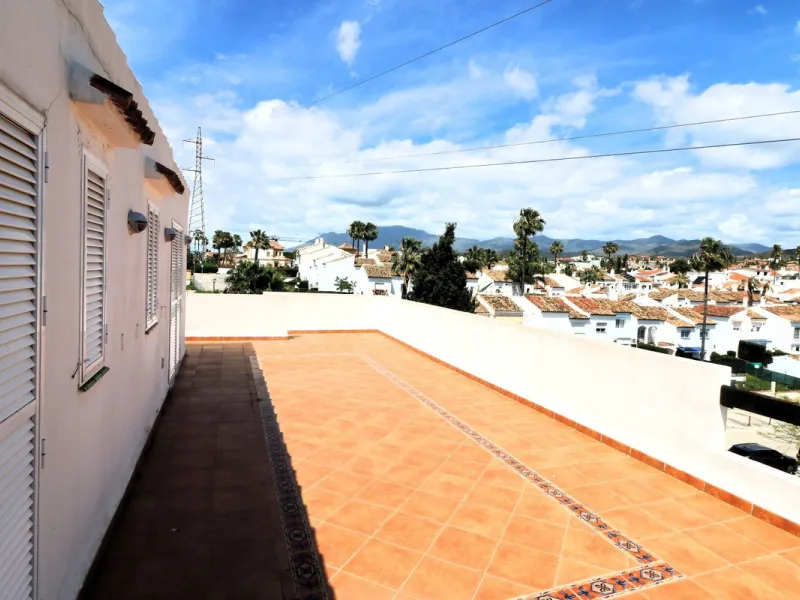 Incredible duplex penthouse in the urbanization of Jacarandas in one of the fashionable areas on the outskirts of Estepona, Bel-Air, just a stone's throw from the neighbourhood of Cancelada with all the amenities of a big city but with the charm of a smal