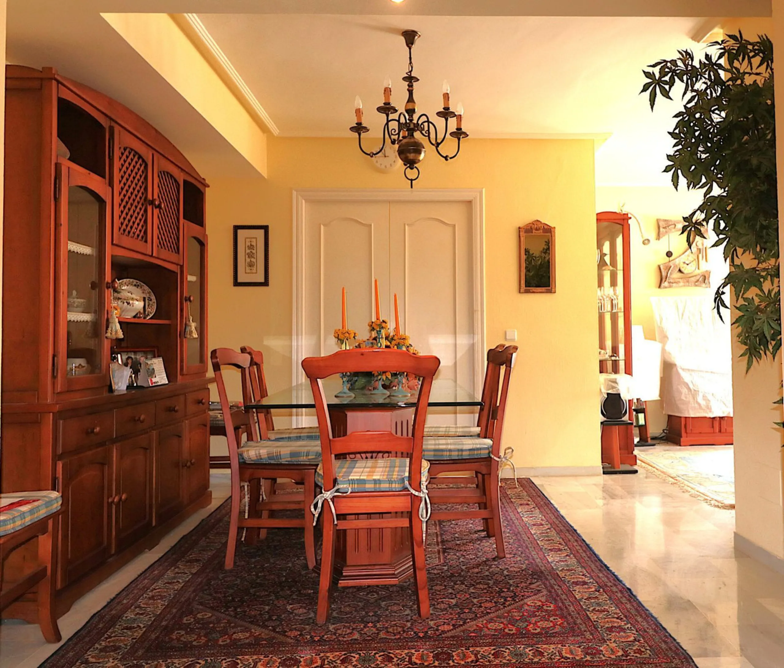 Incredible duplex penthouse in the urbanization of Jacarandas in one of the fashionable areas on the outskirts of Estepona, Bel-Air, just a stone's throw from the neighbourhood of Cancelada with all the amenities of a big city but with the charm of a smal