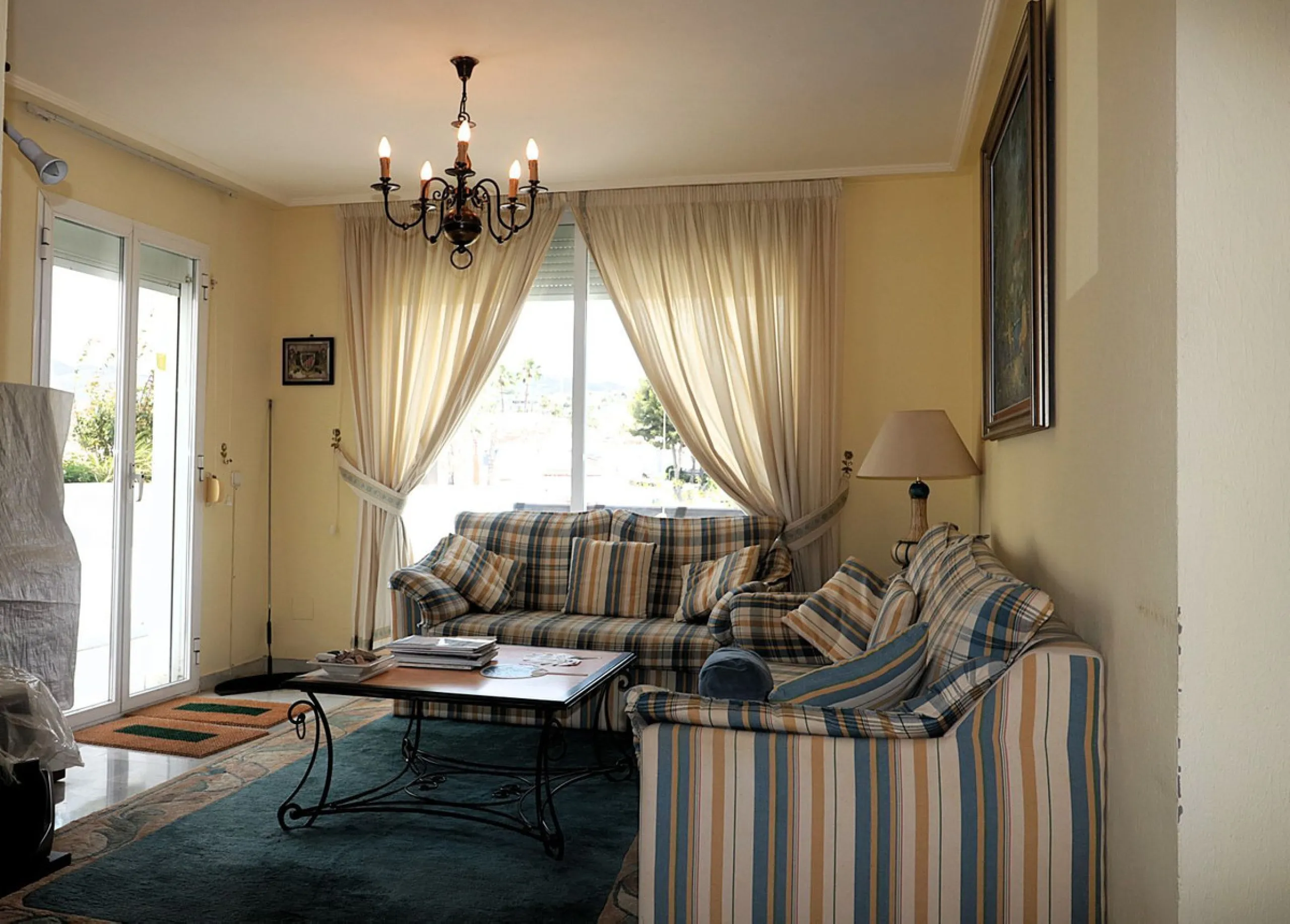 Incredible duplex penthouse in the urbanization of Jacarandas in one of the fashionable areas on the outskirts of Estepona, Bel-Air, just a stone's throw from the neighbourhood of Cancelada with all the amenities of a big city but with the charm of a smal