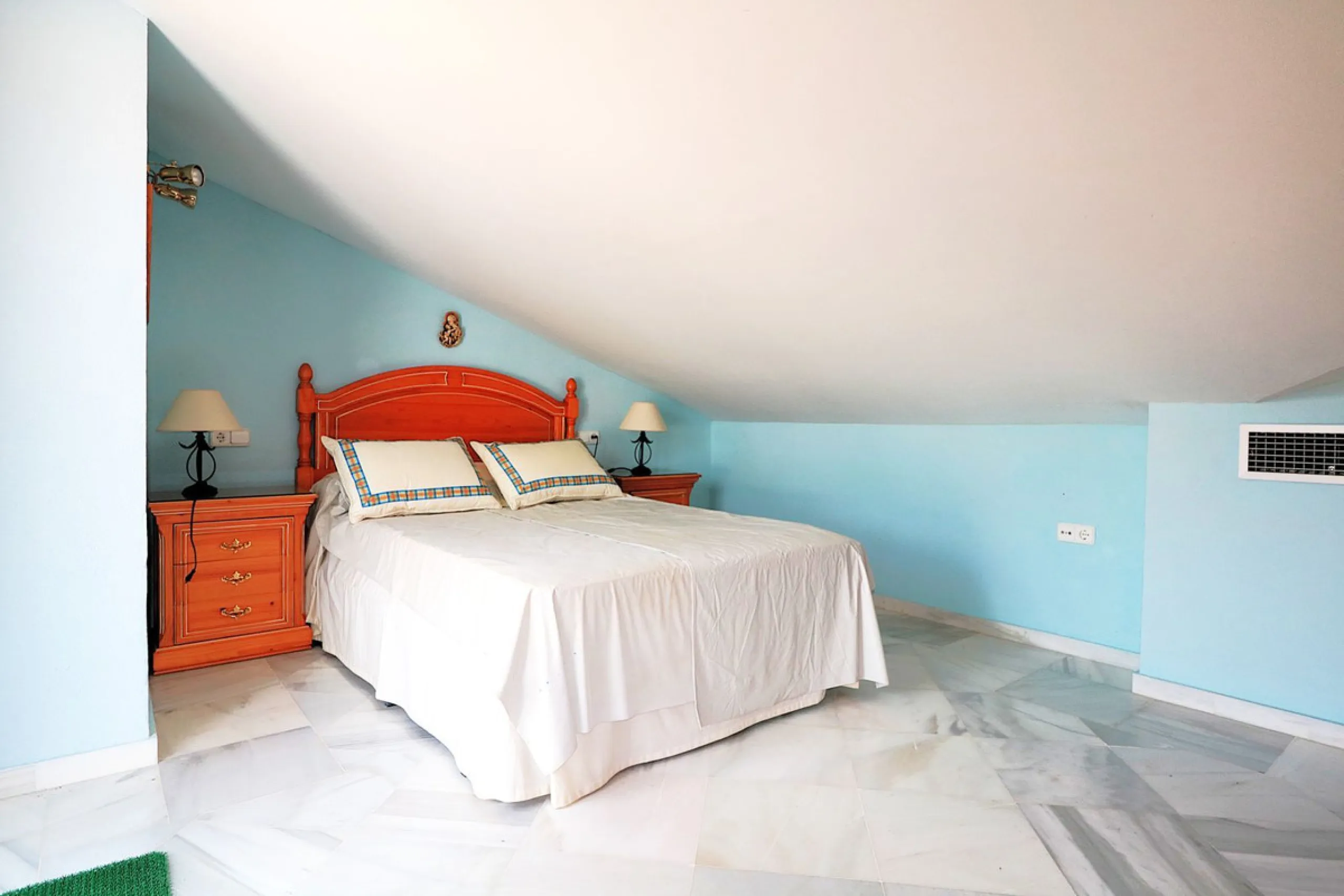 Incredible duplex penthouse in the urbanization of Jacarandas in one of the fashionable areas on the outskirts of Estepona, Bel-Air, just a stone's throw from the neighbourhood of Cancelada with all the amenities of a big city but with the charm of a smal