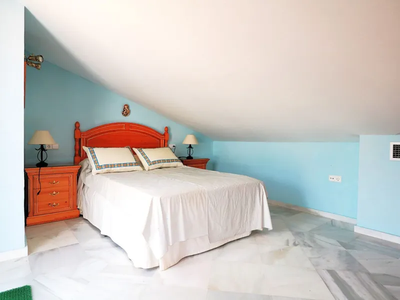 Incredible duplex penthouse in the urbanization of Jacarandas in one of the fashionable areas on the outskirts of Estepona, Bel-Air, just a stone's throw from the neighbourhood of Cancelada with all the amenities of a big city but with the charm of a smal