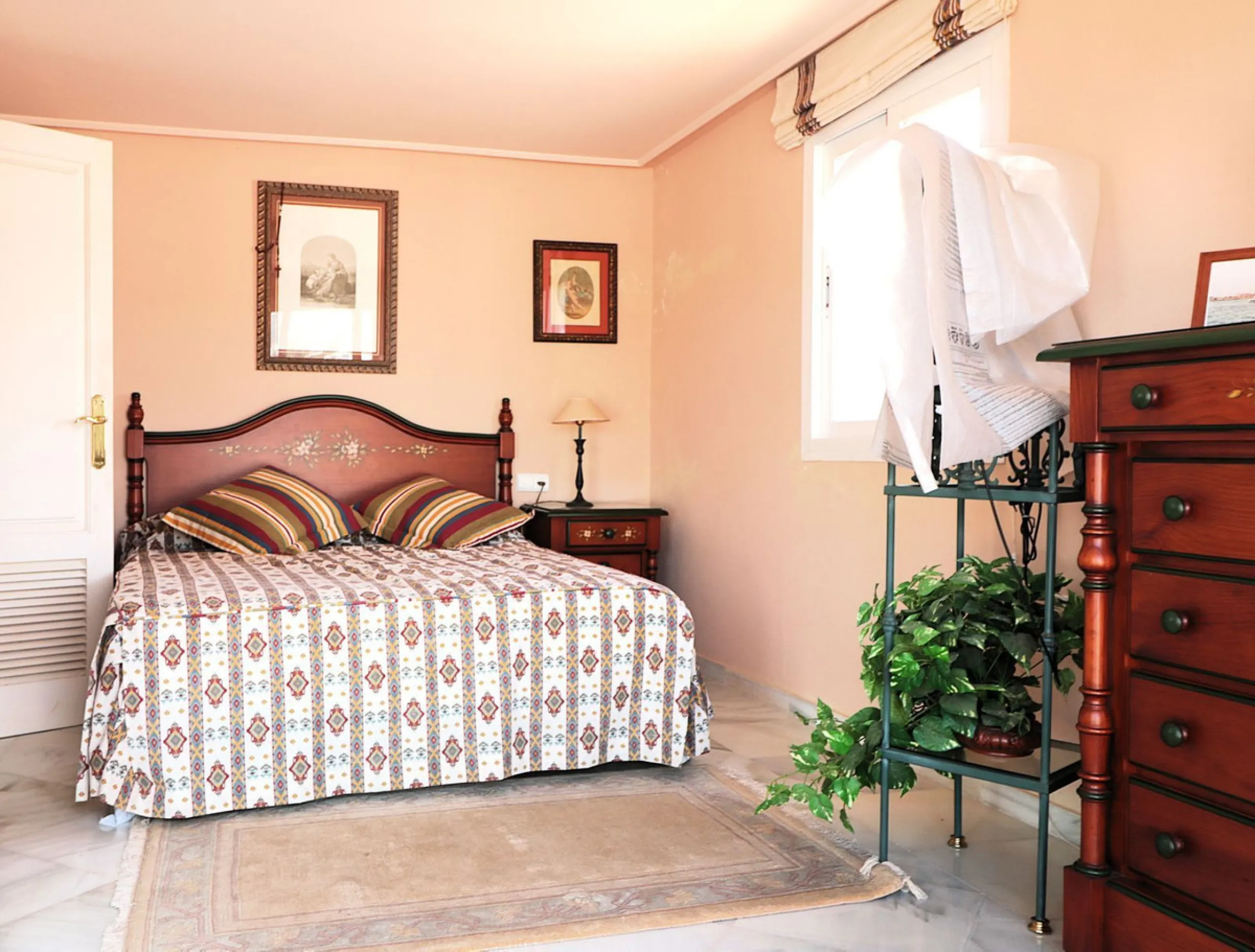 Incredible duplex penthouse in the urbanization of Jacarandas in one of the fashionable areas on the outskirts of Estepona, Bel-Air, just a stone's throw from the neighbourhood of Cancelada with all the amenities of a big city but with the charm of a smal