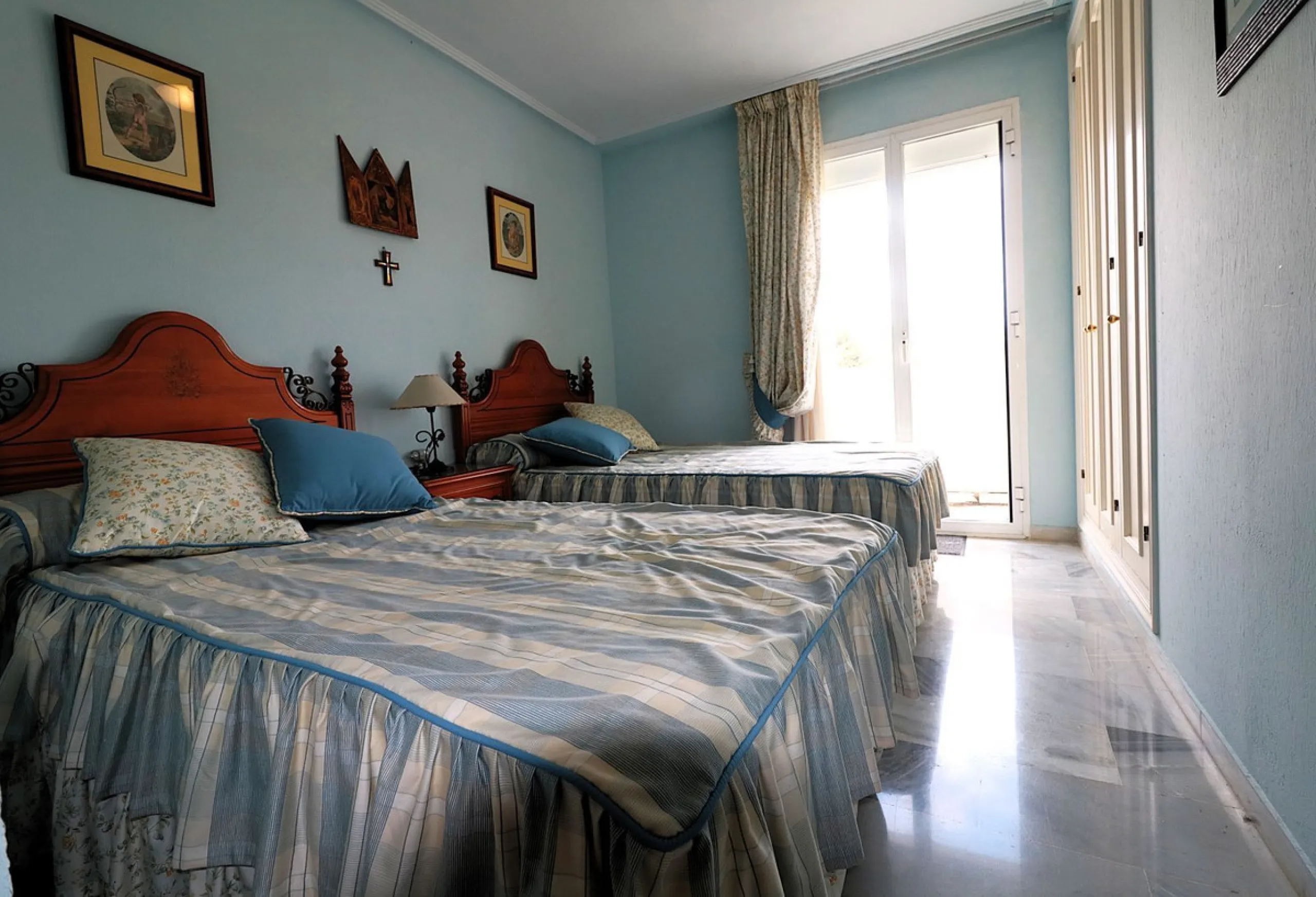 Incredible duplex penthouse in the urbanization of Jacarandas in one of the fashionable areas on the outskirts of Estepona, Bel-Air, just a stone's throw from the neighbourhood of Cancelada with all the amenities of a big city but with the charm of a smal