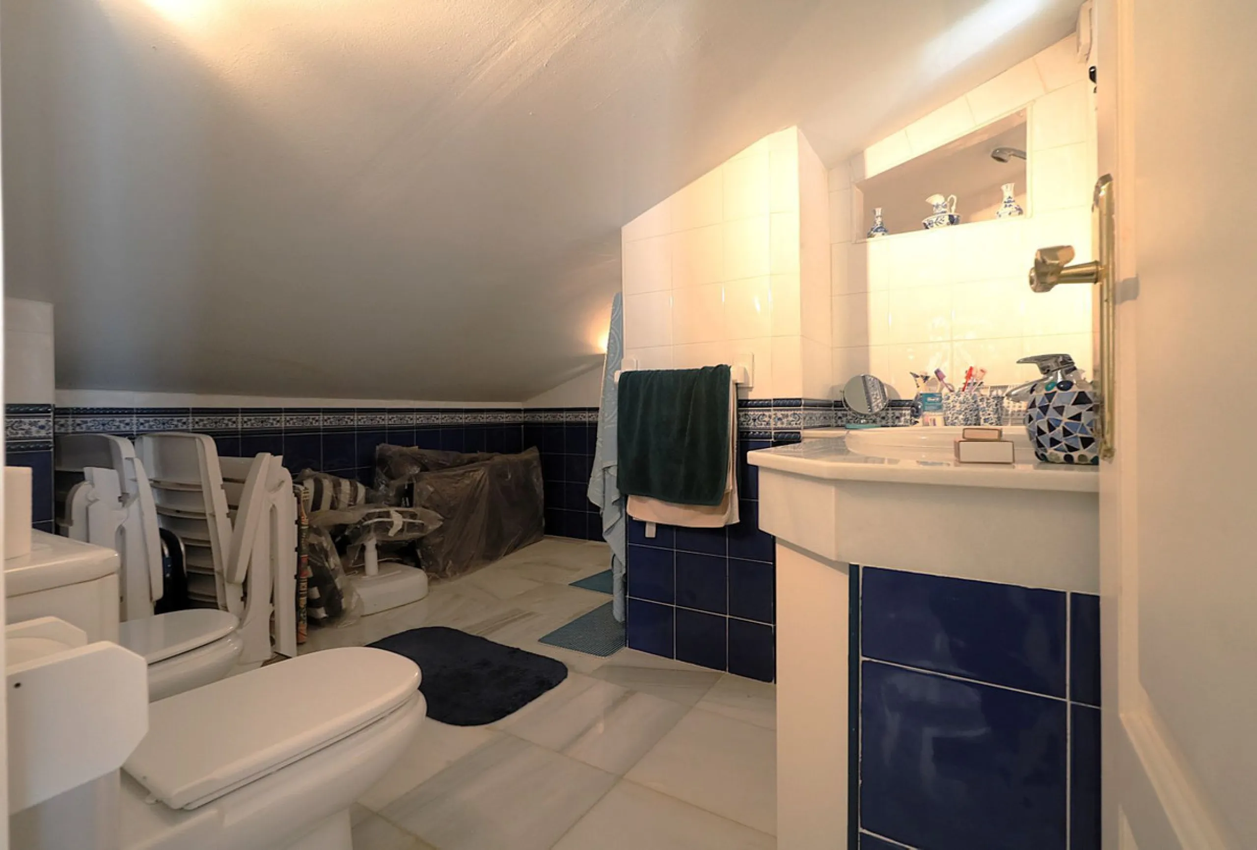 Incredible duplex penthouse in the urbanization of Jacarandas in one of the fashionable areas on the outskirts of Estepona, Bel-Air, just a stone's throw from the neighbourhood of Cancelada with all the amenities of a big city but with the charm of a smal