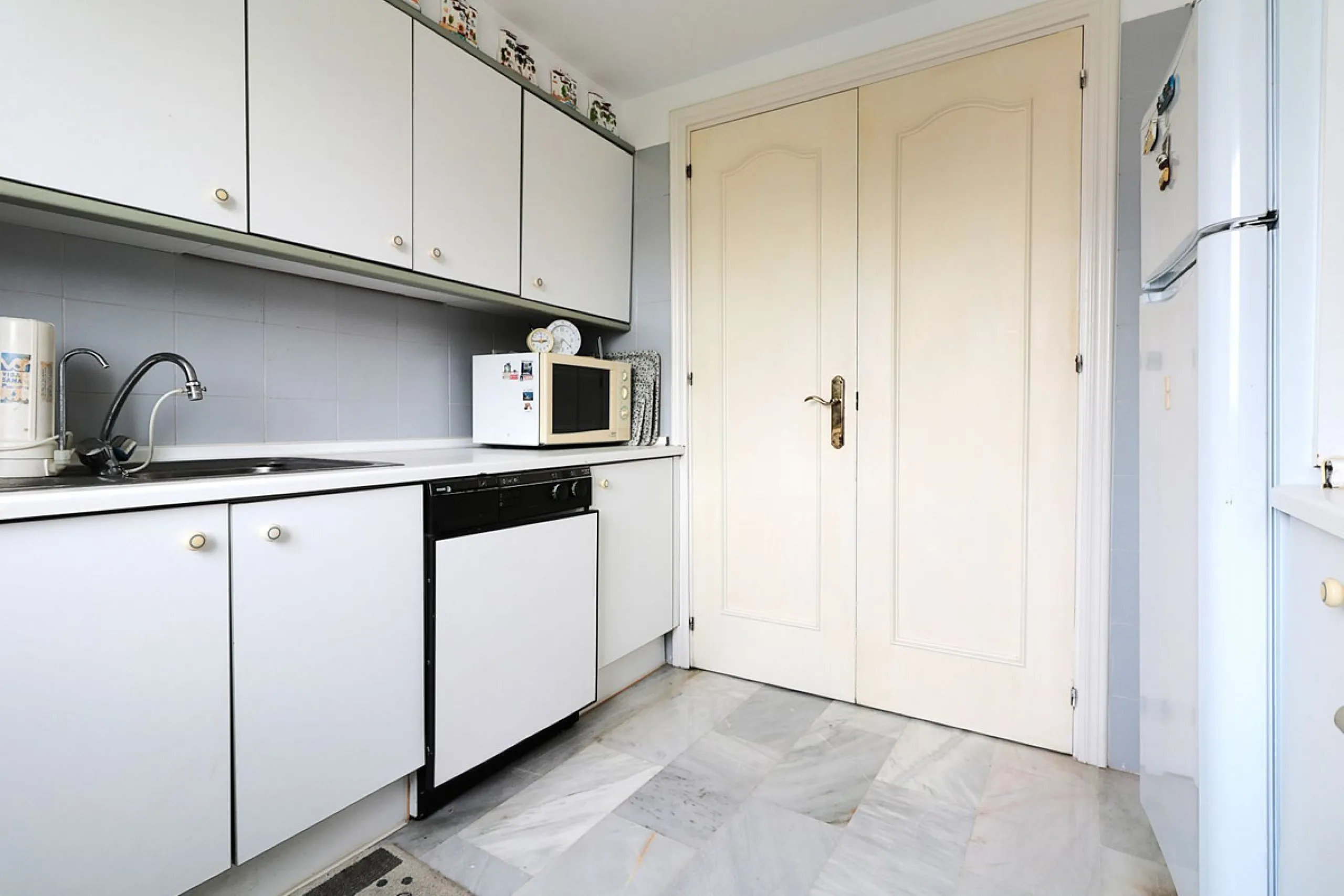 Incredible duplex penthouse in the urbanization of Jacarandas in one of the fashionable areas on the outskirts of Estepona, Bel-Air, just a stone's throw from the neighbourhood of Cancelada with all the amenities of a big city but with the charm of a smal