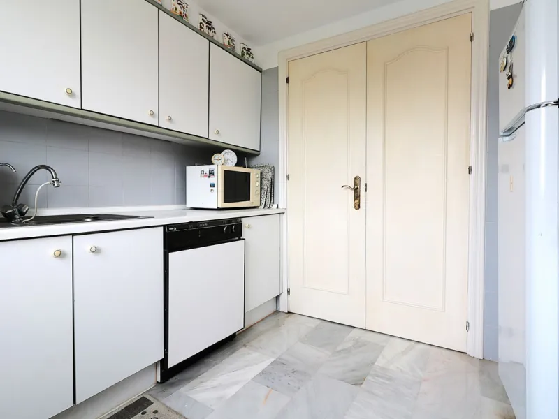 Incredible duplex penthouse in the urbanization of Jacarandas in one of the fashionable areas on the outskirts of Estepona, Bel-Air, just a stone's throw from the neighbourhood of Cancelada with all the amenities of a big city but with the charm of a smal