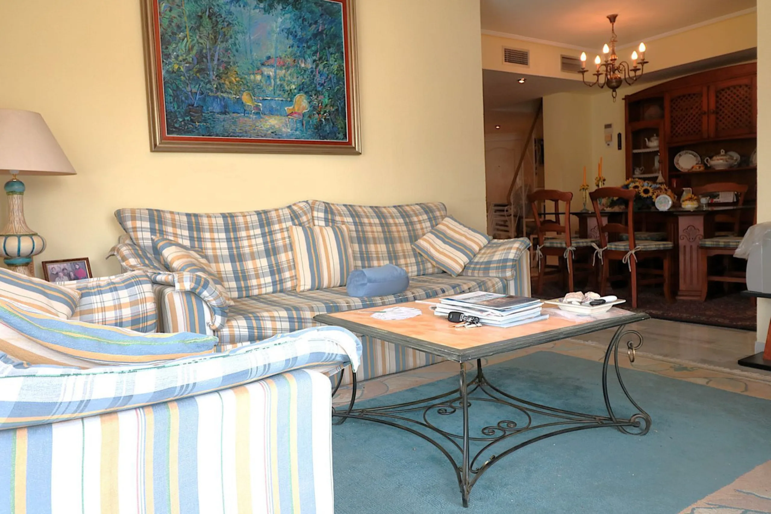 Incredible duplex penthouse in the urbanization of Jacarandas in one of the fashionable areas on the outskirts of Estepona, Bel-Air, just a stone's throw from the neighbourhood of Cancelada with all the amenities of a big city but with the charm of a smal