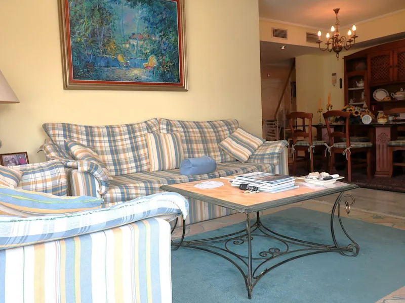 Incredible duplex penthouse in the urbanization of Jacarandas in one of the fashionable areas on the outskirts of Estepona, Bel-Air, just a stone's throw from the neighbourhood of Cancelada with all the amenities of a big city but with the charm of a smal