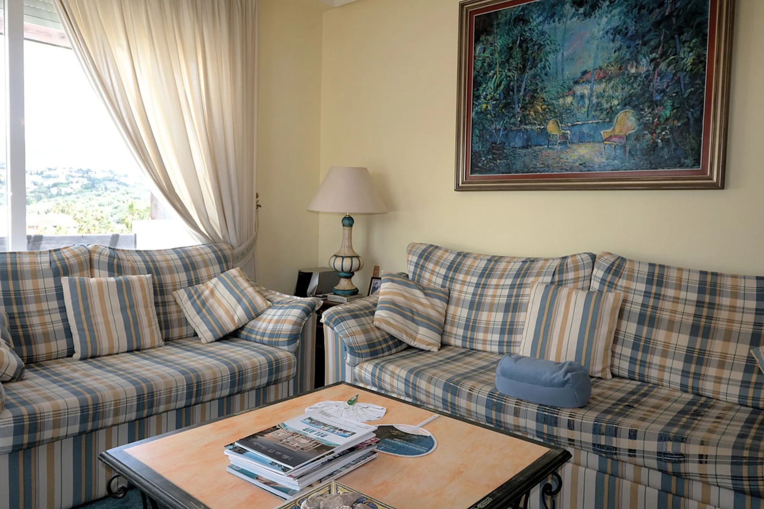 Incredible duplex penthouse in the urbanization of Jacarandas in one of the fashionable areas on the outskirts of Estepona, Bel-Air, just a stone's throw from the neighbourhood of Cancelada with all the amenities of a big city but with the charm of a smal