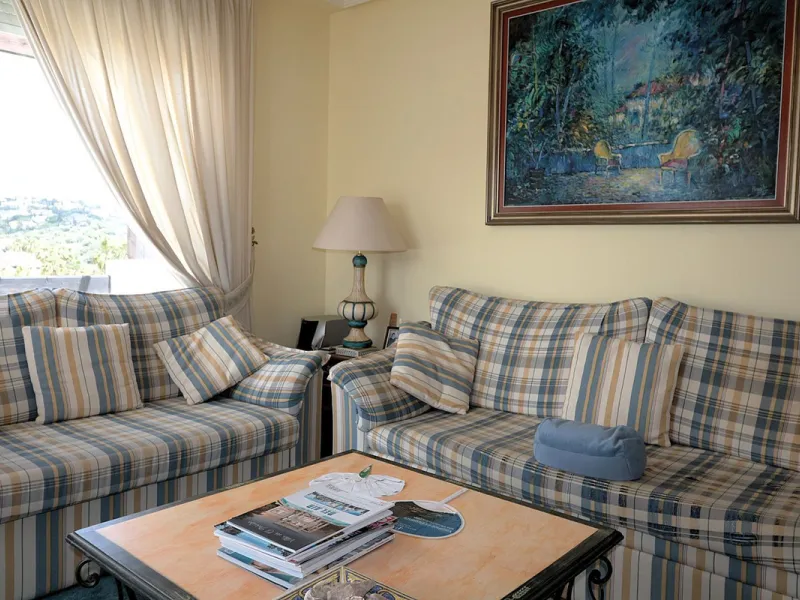 Incredible duplex penthouse in the urbanization of Jacarandas in one of the fashionable areas on the outskirts of Estepona, Bel-Air, just a stone's throw from the neighbourhood of Cancelada with all the amenities of a big city but with the charm of a smal