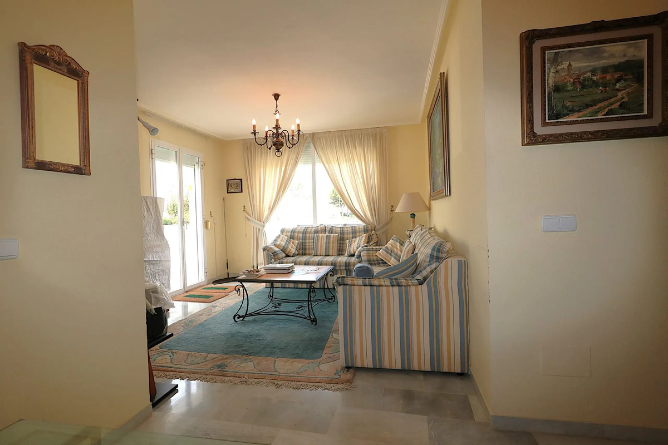 Incredible duplex penthouse in the urbanization of Jacarandas in one of the fashionable areas on the outskirts of Estepona, Bel-Air, just a stone's throw from the neighbourhood of Cancelada with all the amenities of a big city but with the charm of a smal