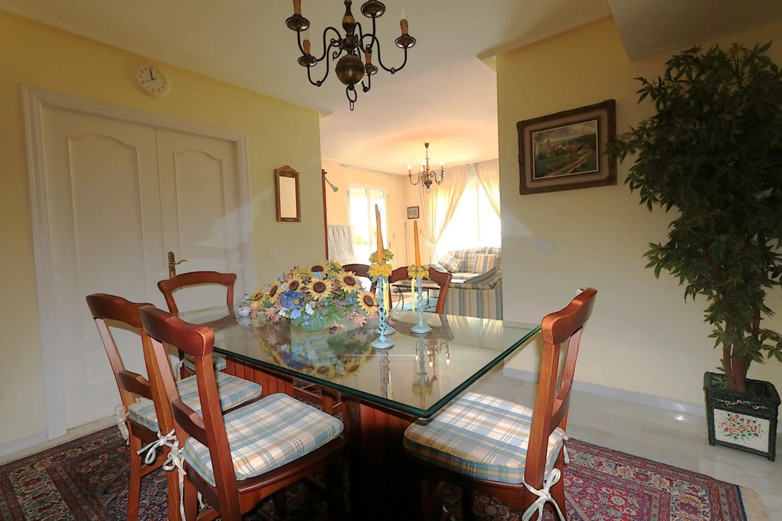 Incredible duplex penthouse in the urbanization of Jacarandas in one of the fashionable areas on the outskirts of Estepona, Bel-Air, just a stone's throw from the neighbourhood of Cancelada with all the amenities of a big city but with the charm of a smal