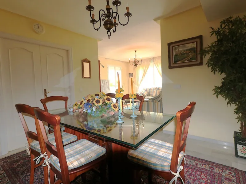 Incredible duplex penthouse in the urbanization of Jacarandas in one of the fashionable areas on the outskirts of Estepona, Bel-Air, just a stone's throw from the neighbourhood of Cancelada with all the amenities of a big city but with the charm of a smal